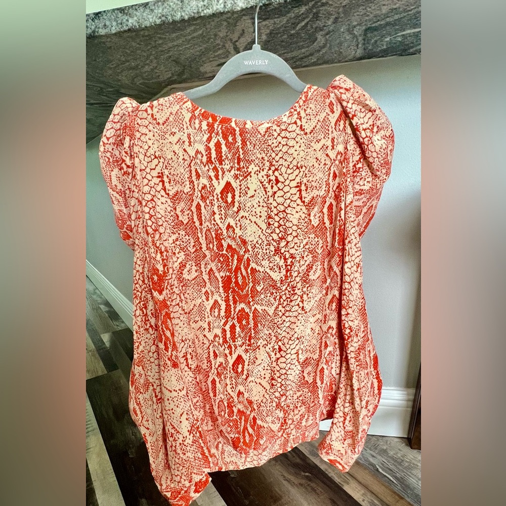 Beautiful silky top. Size S